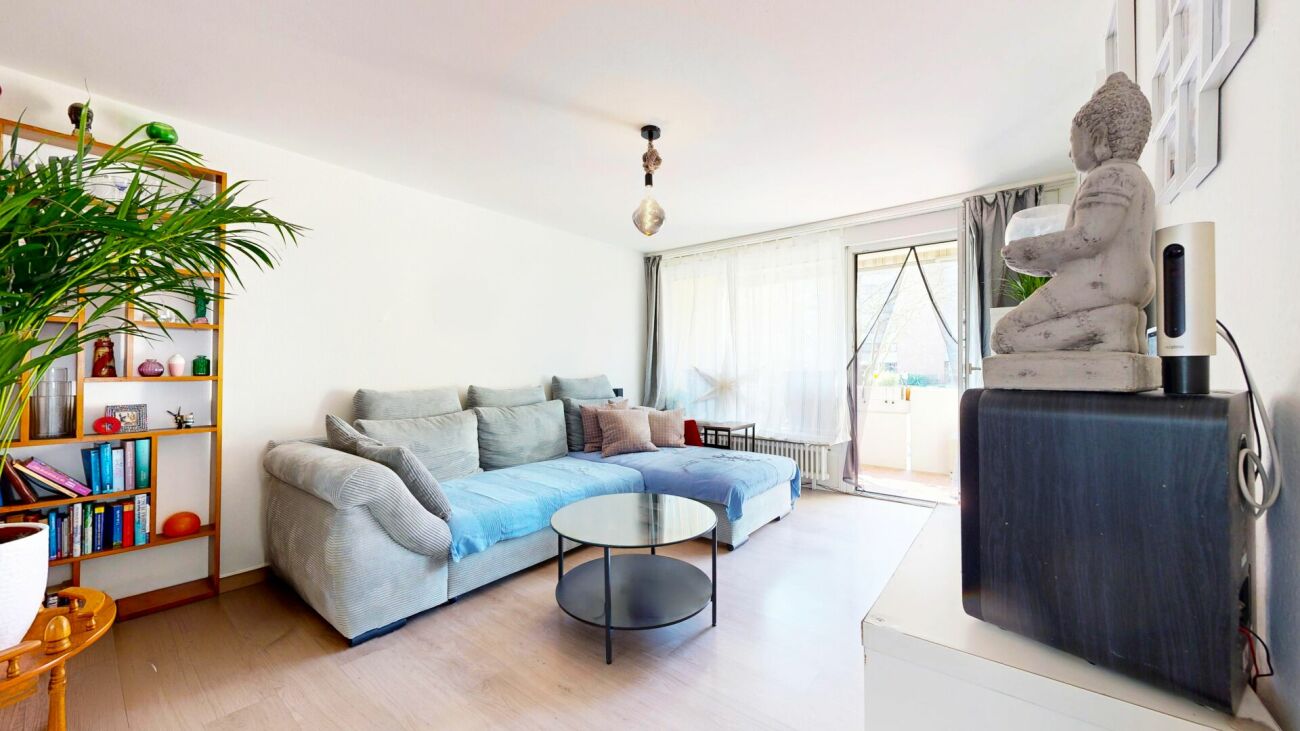 Helles Wohnzimmer mit Balkonzugang