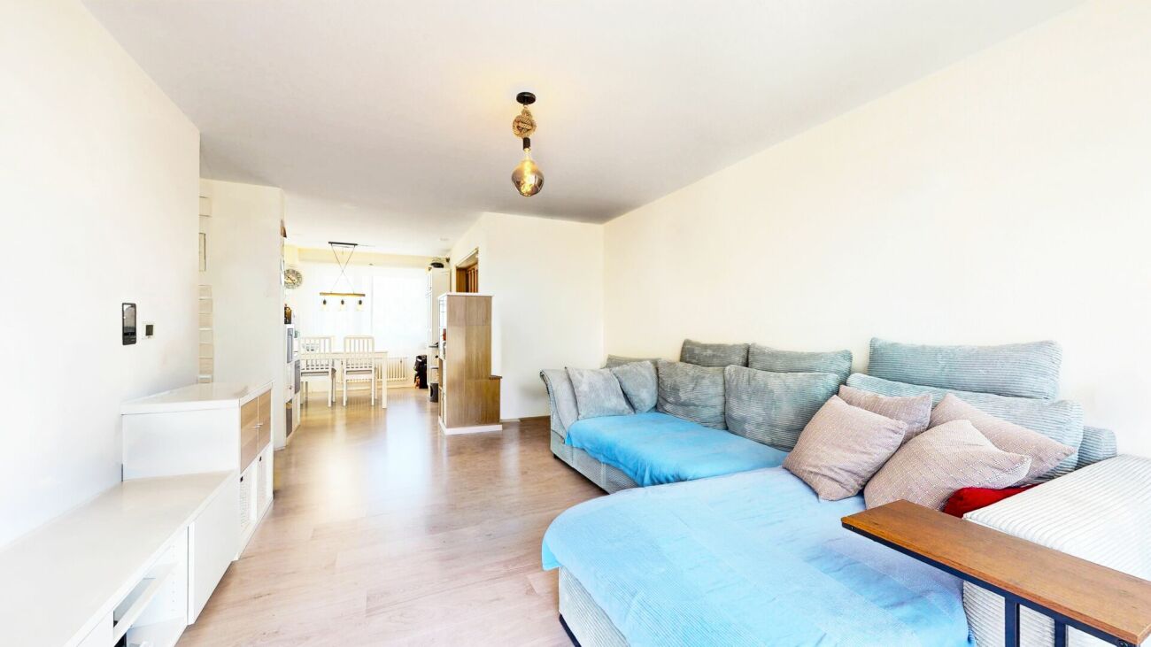 Helles Wohnzimmer mit offener Esszone