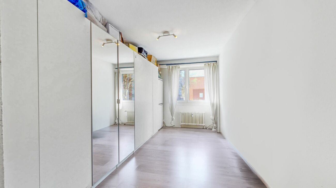 Heller, schmaler Flur mit großem Kleiderschrank