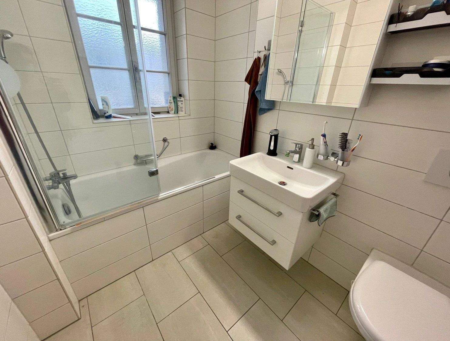 Badezimmer mit Badewanne und Waschtisch