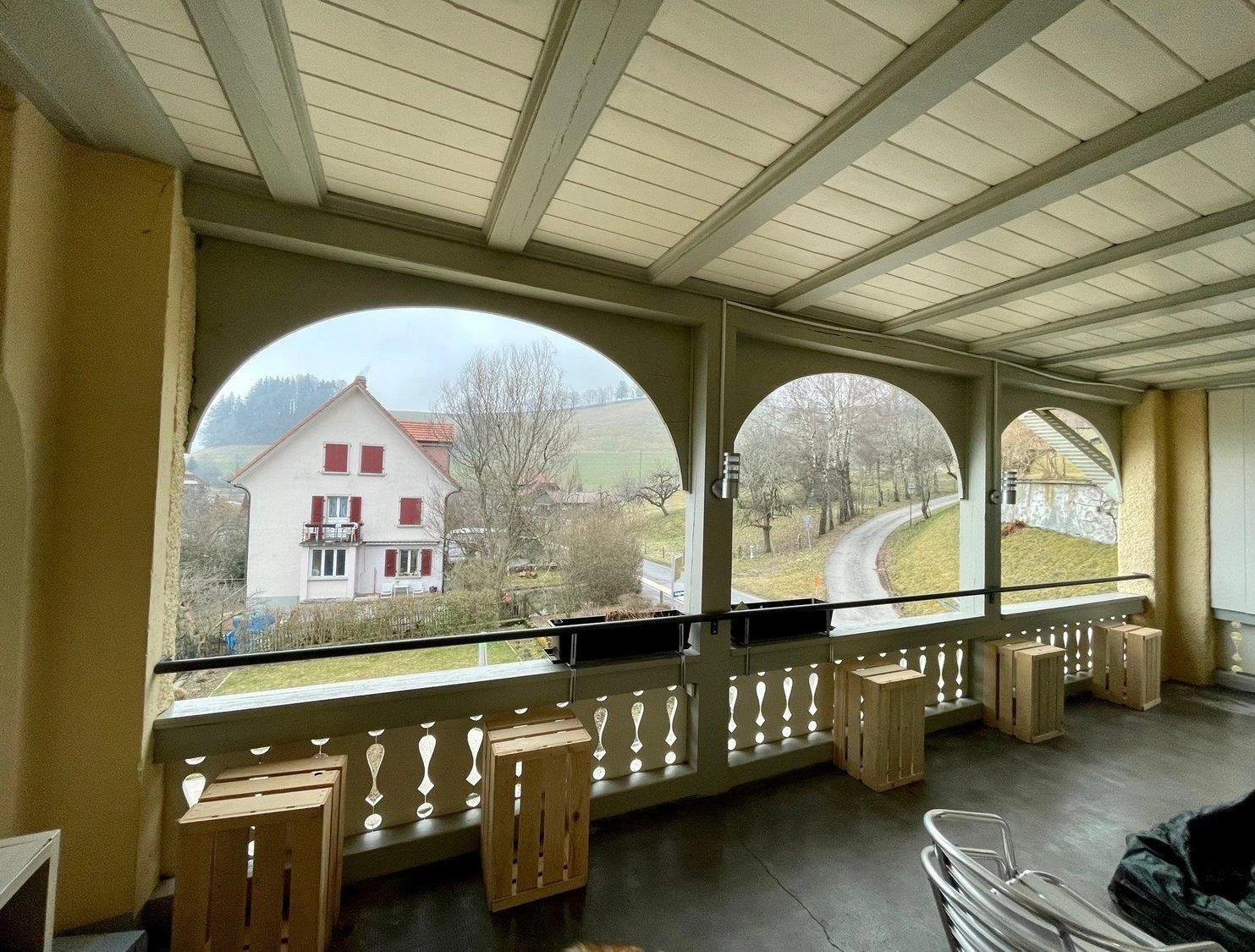 Überdachter Balkon mit Landschaftsblick