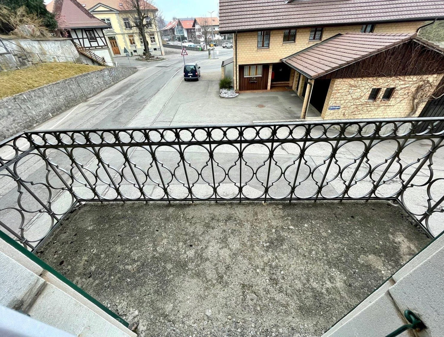 Außenansicht von Balkon mit Blick auf Wohnstraße