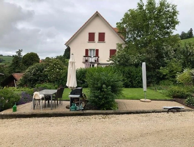 Gartenansicht eines Hauses