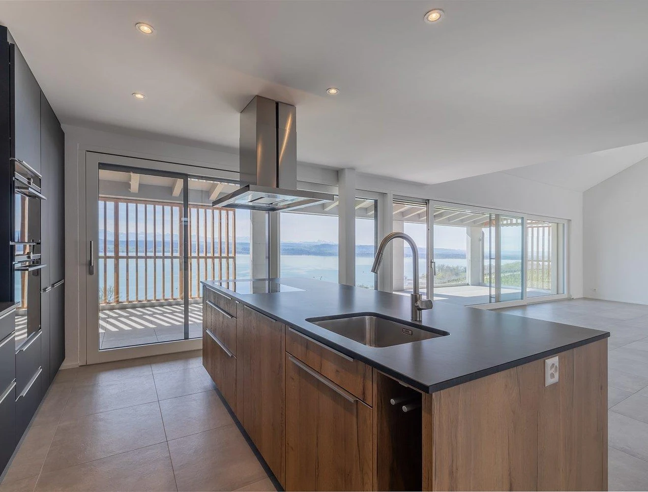 Offene moderne Küche mit Seeblick