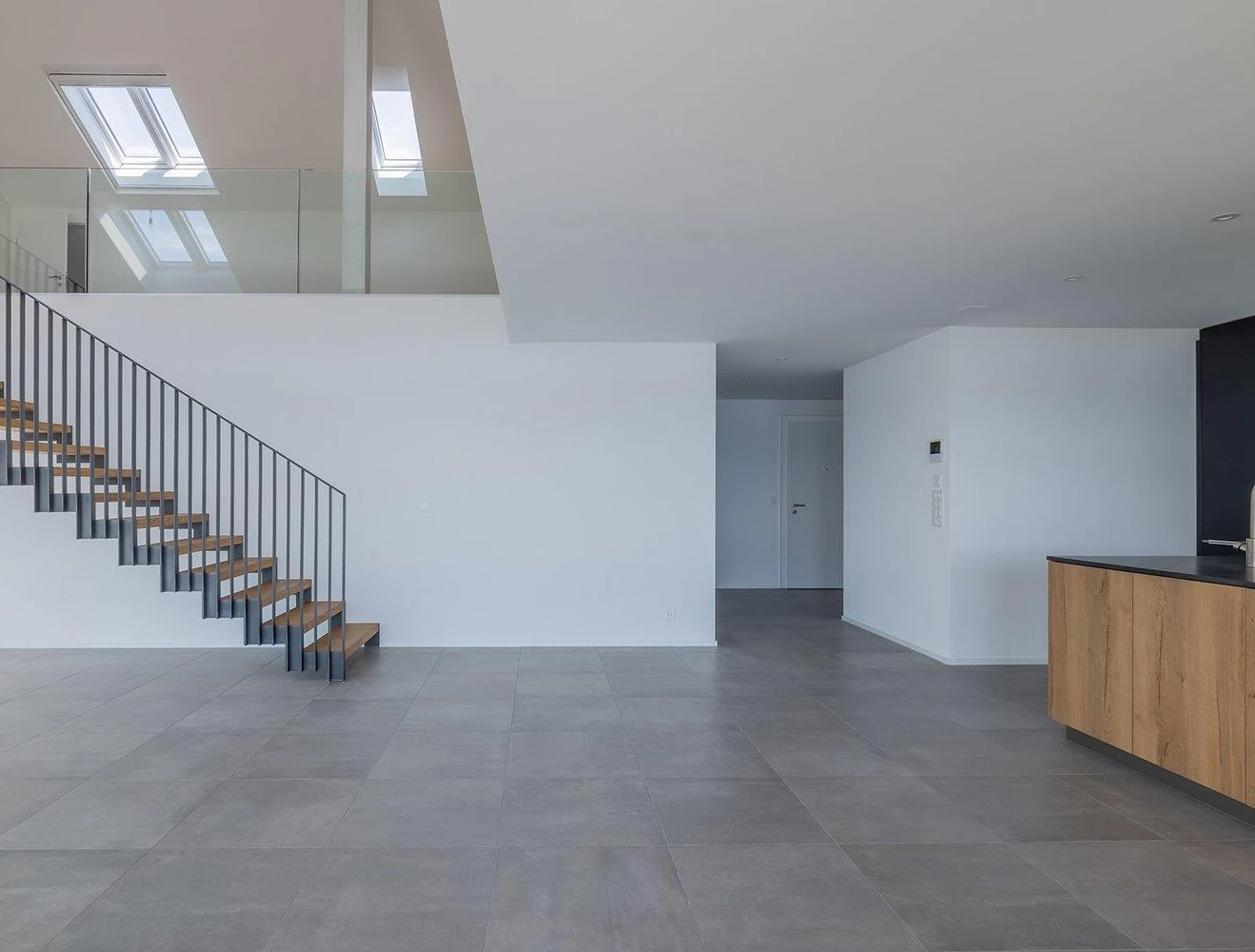 Offener Wohnbereich mit Treppe und Galerie