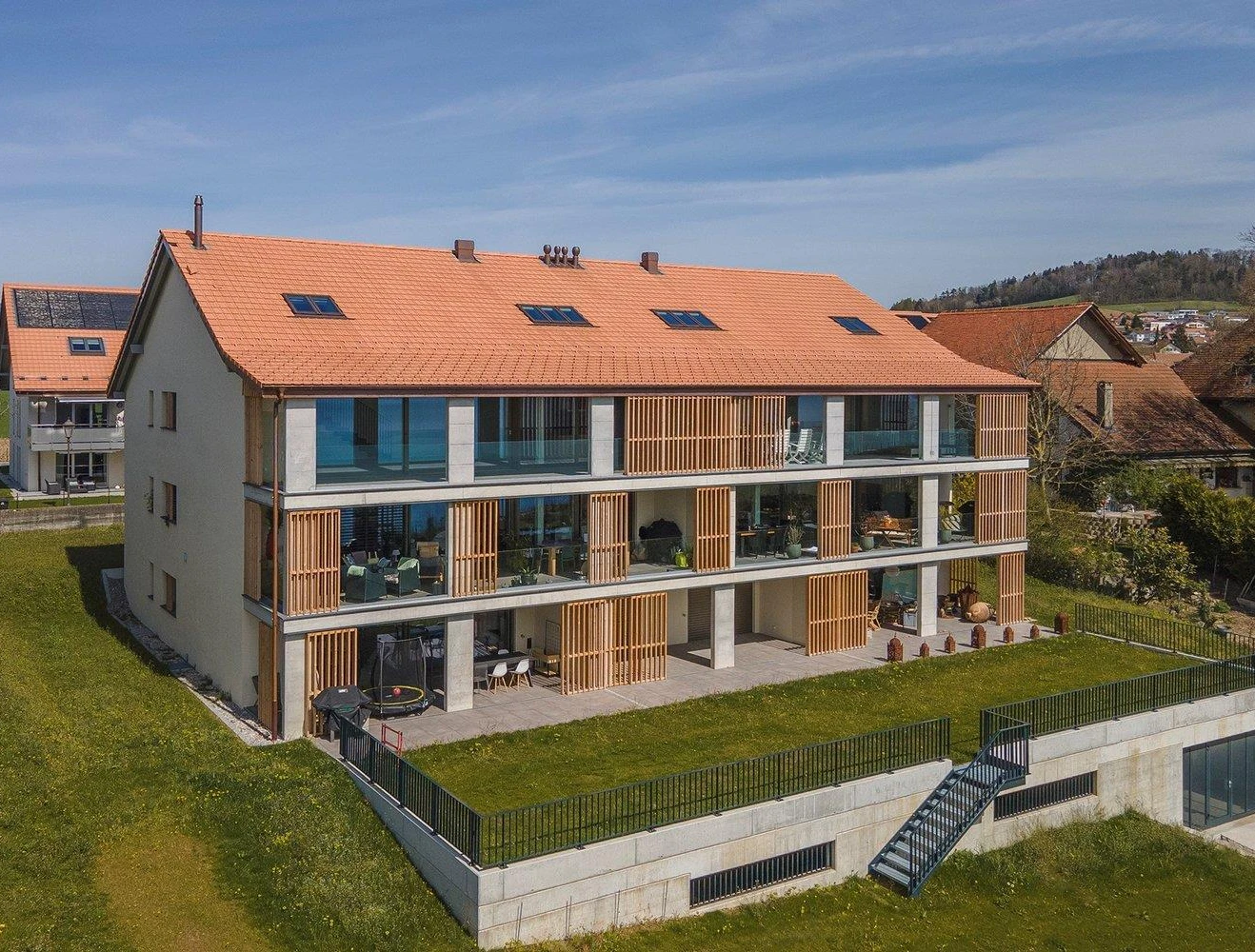 Mehrfamilienhaus mit Balkon- und Fassadenverschattung