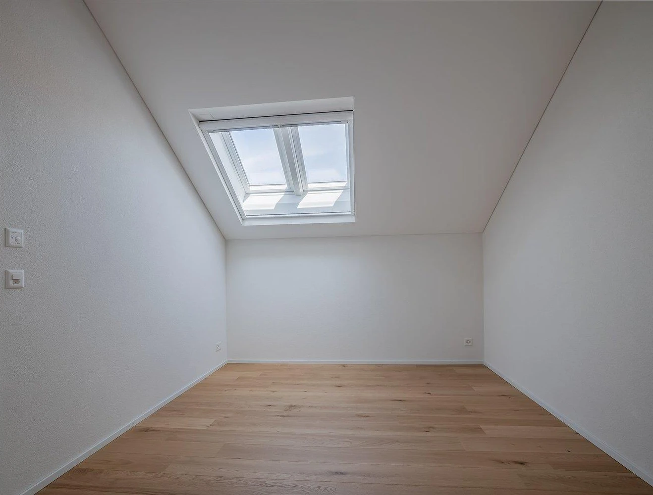 Helles Dachzimmer mit Dachfenster