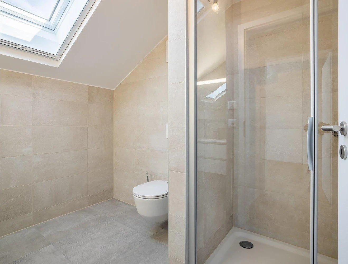 Modernes Badezimmer mit Dachfenster und Dusche