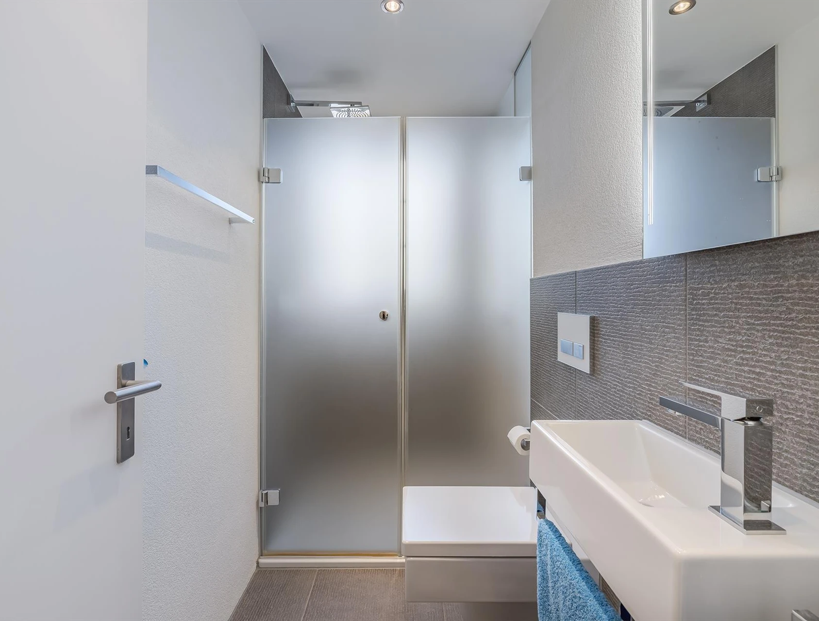 Modernes Gäste-WC mit Glasdusche und Waschtisch