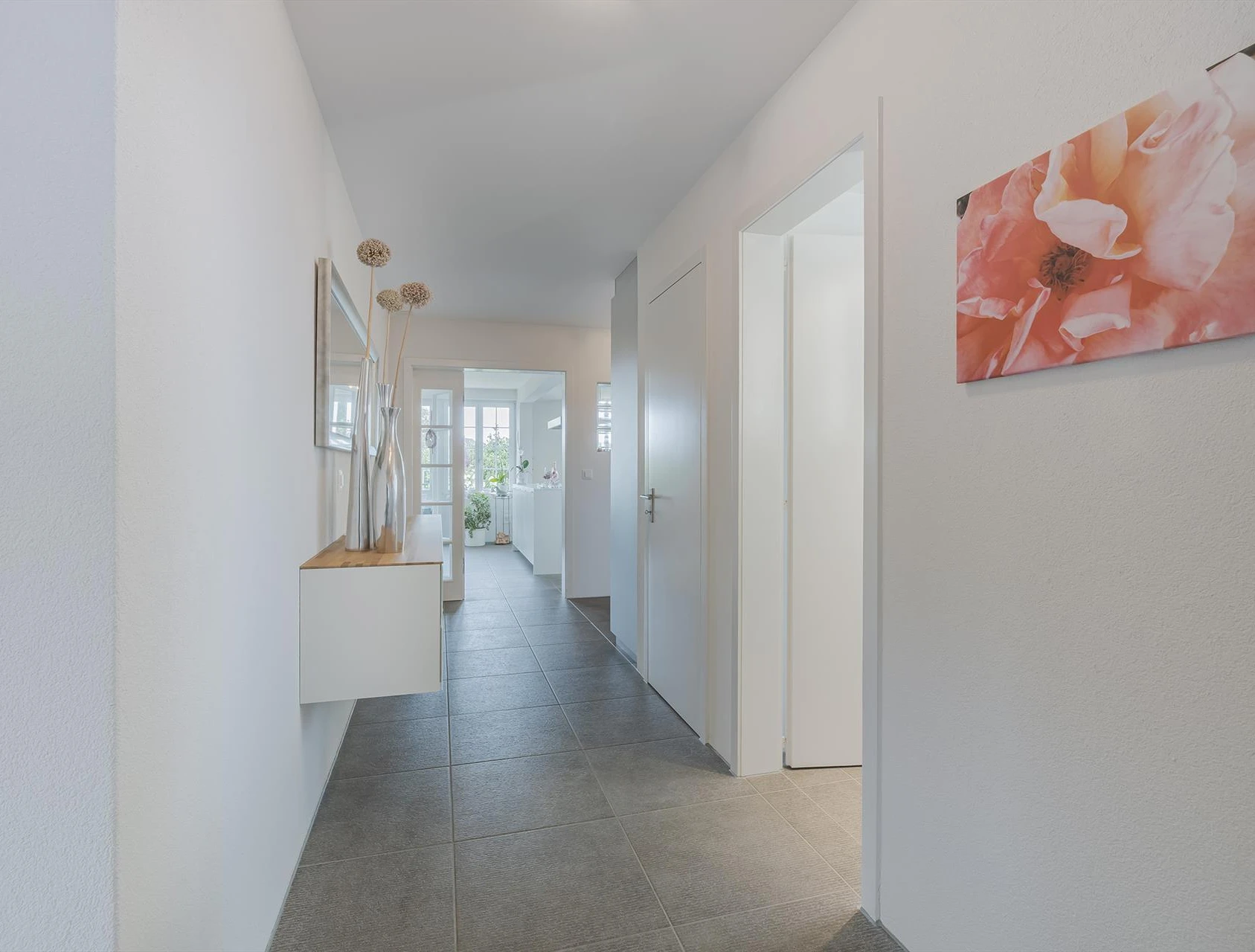 Heller Flur mit Blick in den Wohnbereich