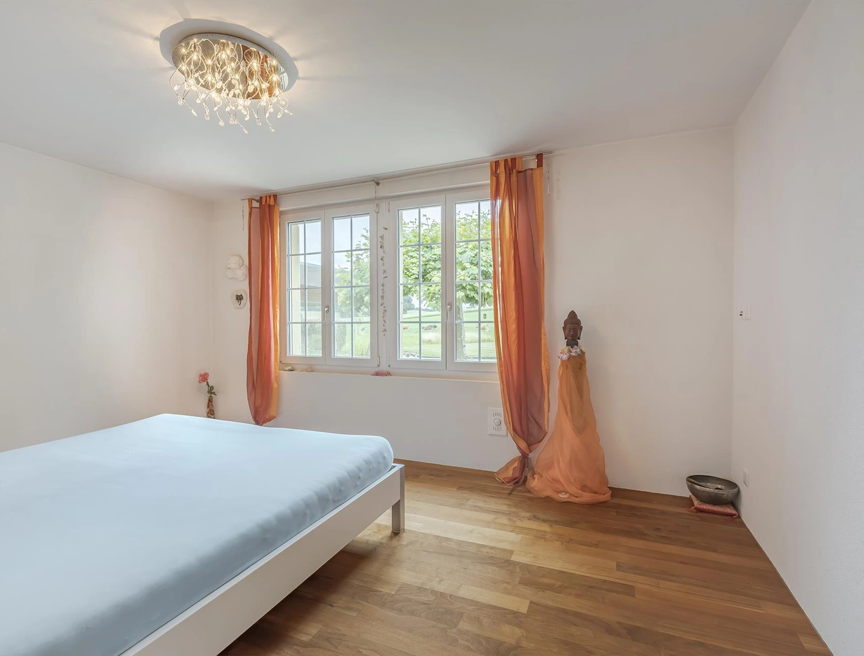 Helles Schlafzimmer mit Fenster und Bett
