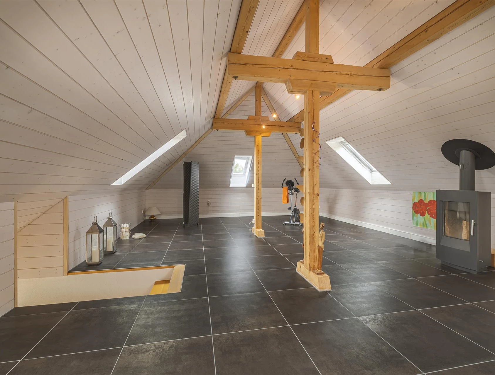 Ausgebauter Dachboden mit Holzsichtbalken
