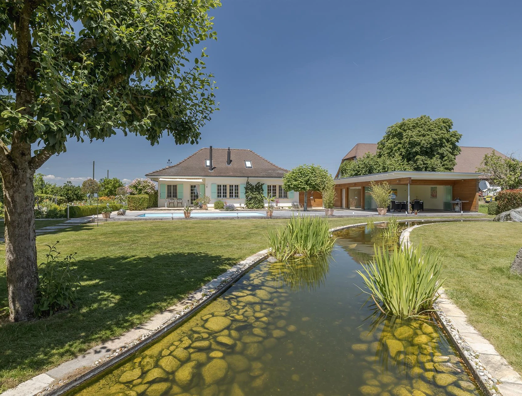 Großes Einfamilienhaus mit Garten, Pool und Teich