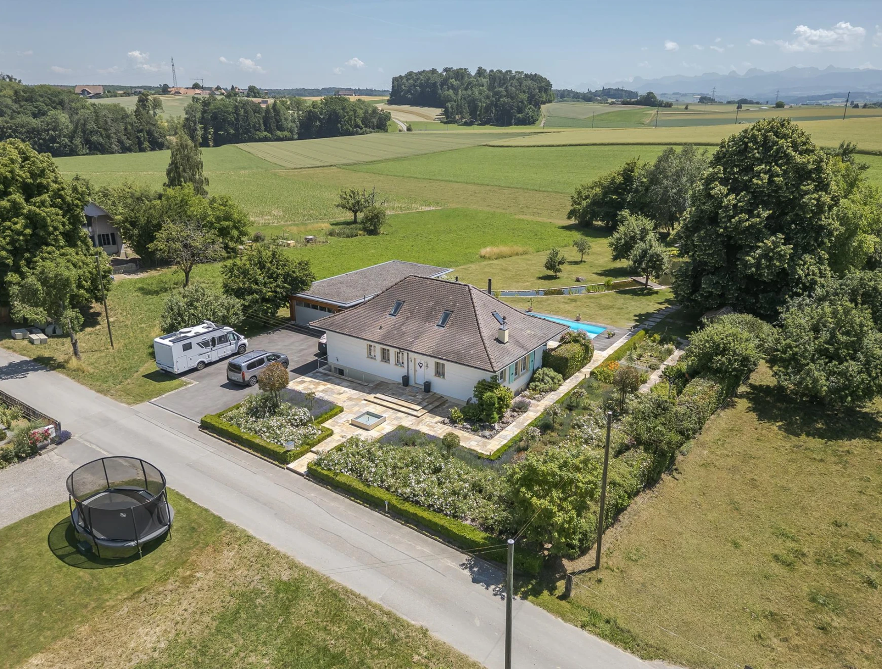 Ländliches Anwesen mit Garten, Pool und weitem Landschaftsblick