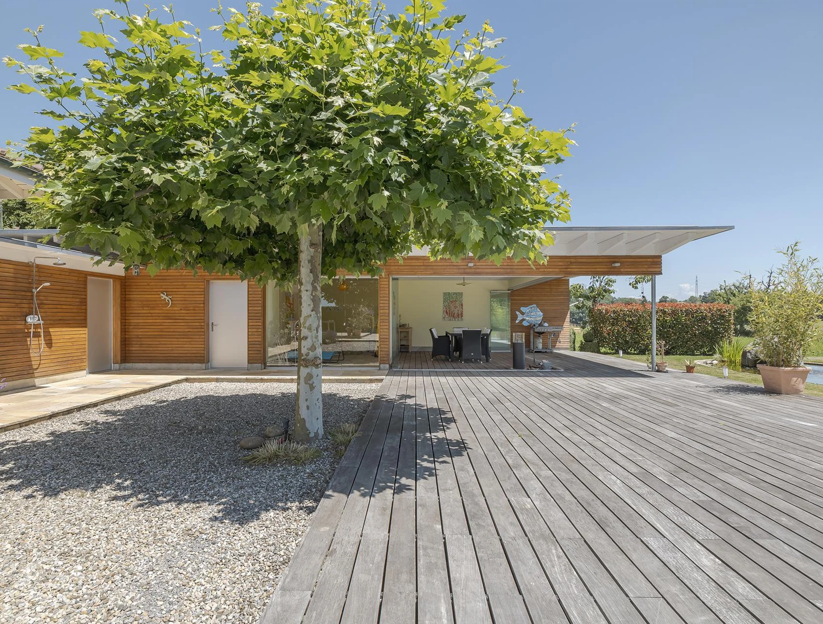 Moderne Holzterrasse mit Garten und Außenbereich