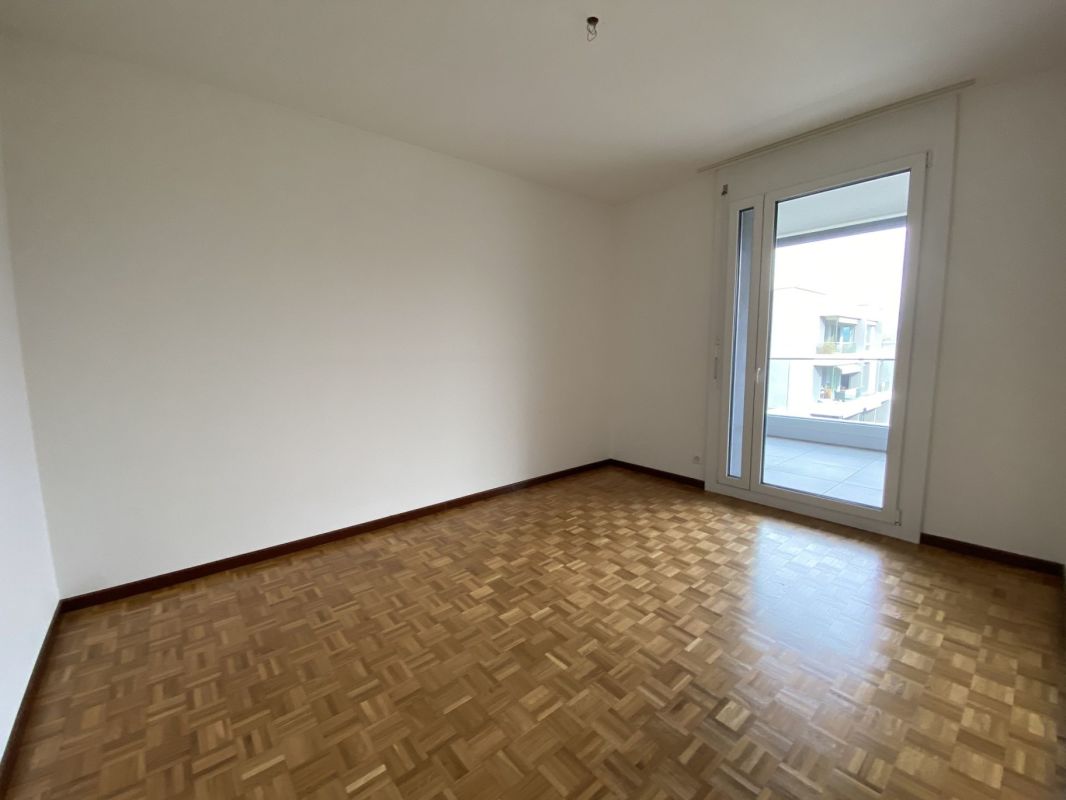 Leerer Wohnraum mit Balkonzugang