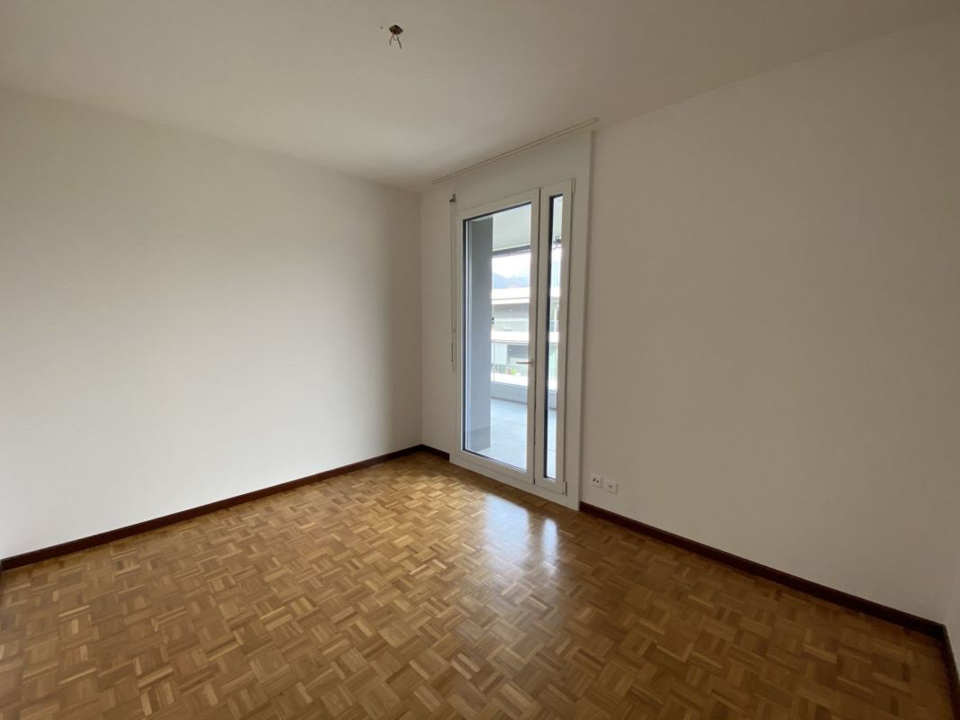 Leerer Raum mit Balkonzugang