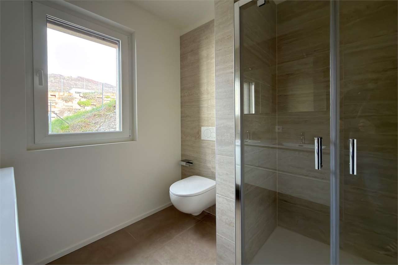 Modernes Badezimmer mit Dusche und WC
