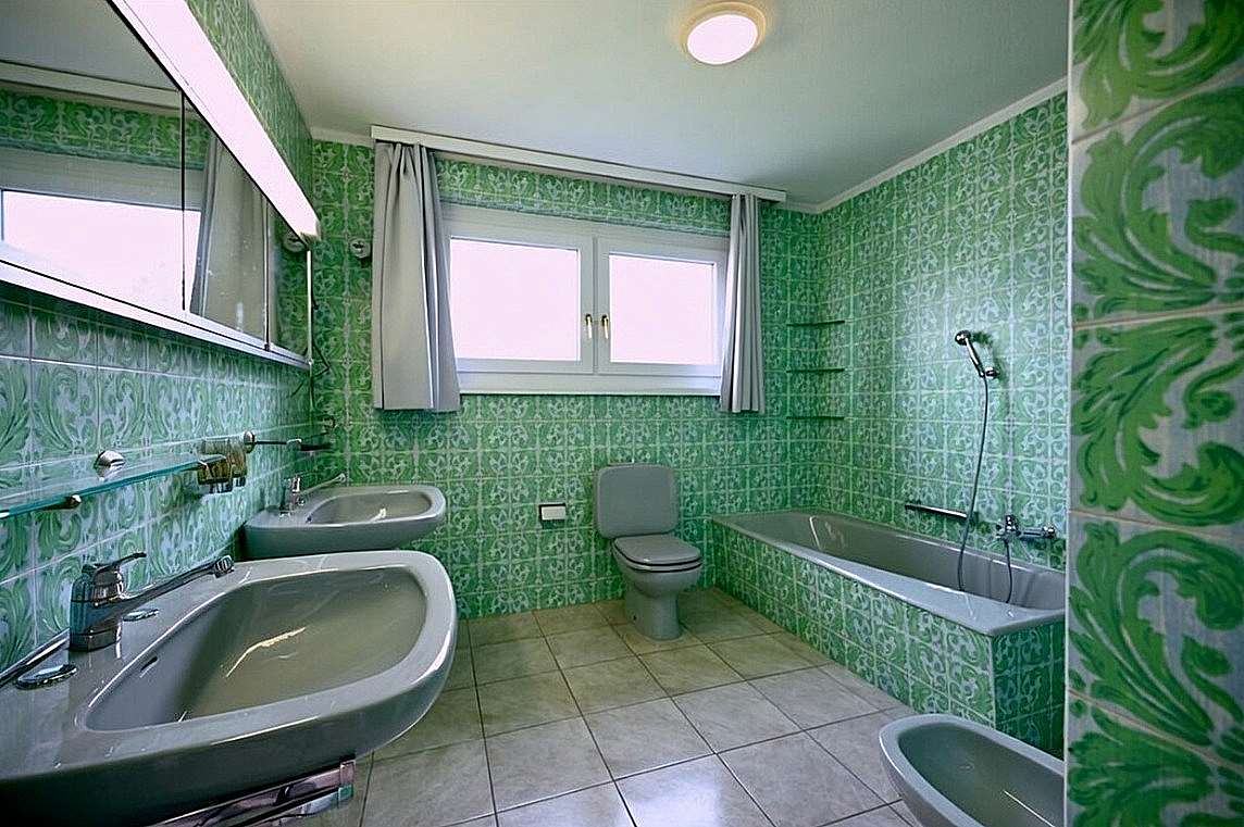 Grün gefliestes Badezimmer