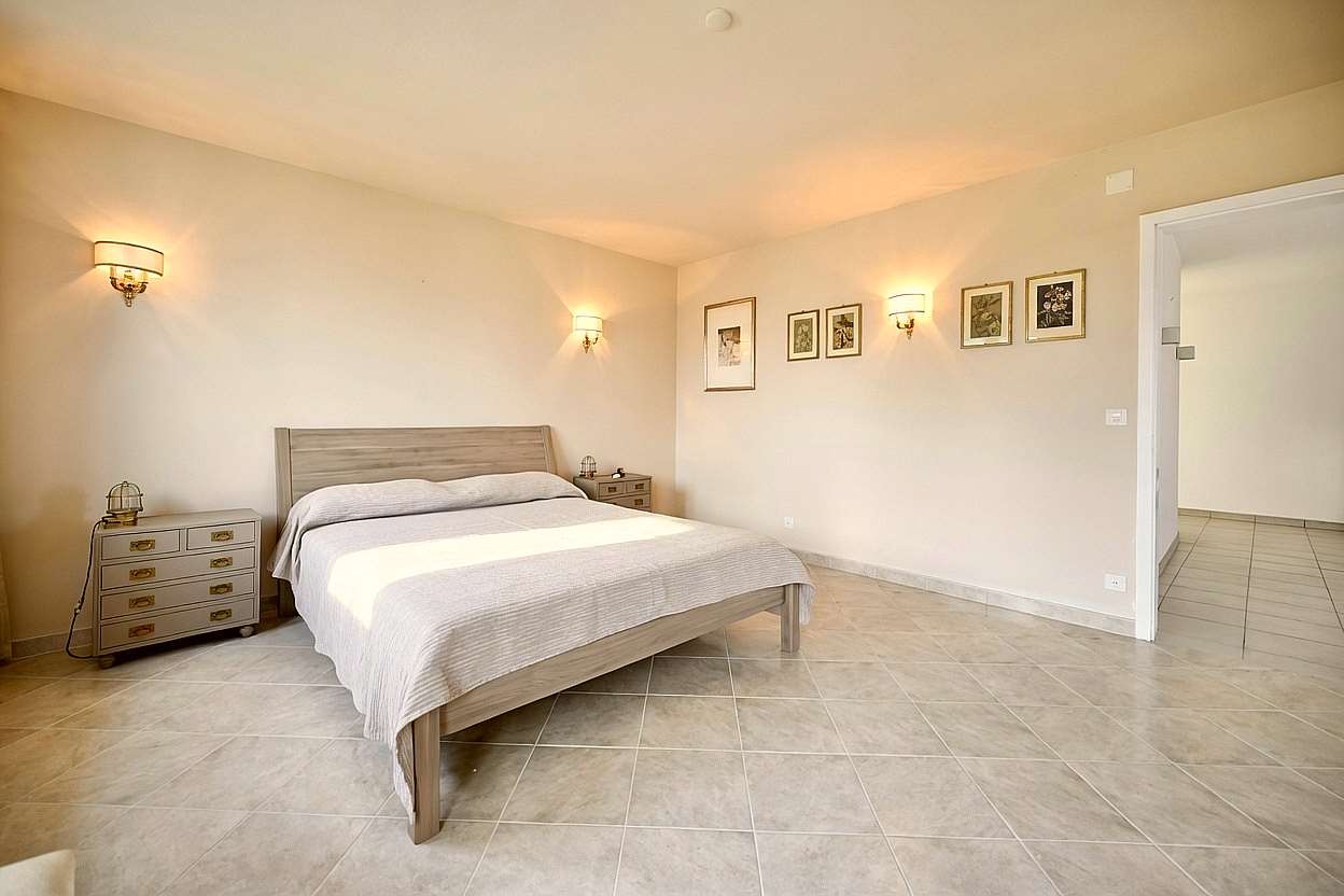 Schlichtes Schlafzimmer mit Fliesenboden