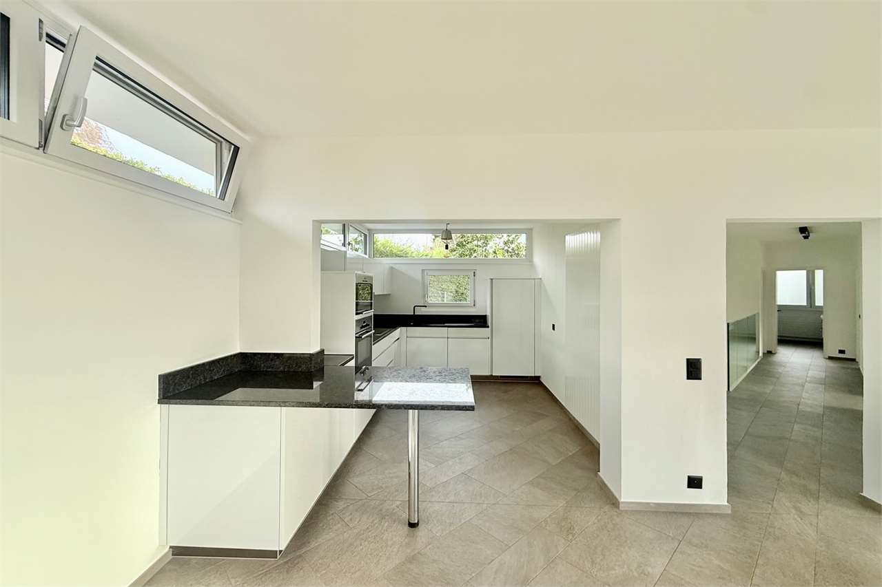Moderne offene Küche mit hoher Decke