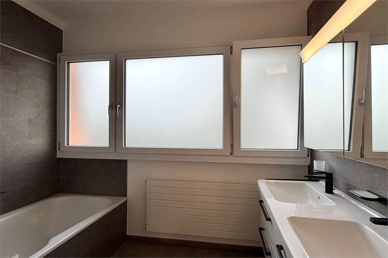 Modernes Badezimmer mit Doppelwaschtisch und Badewanne