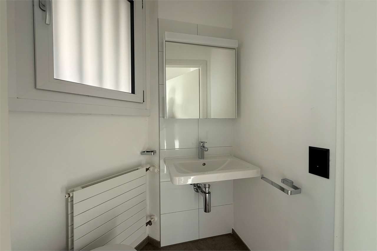Modernes Gäste-WC mit Waschbecken und Spiegel