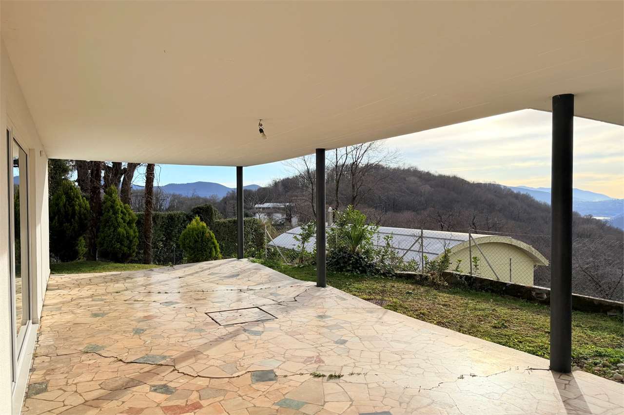 Überdachte Terrasse mit Landschaftsblick