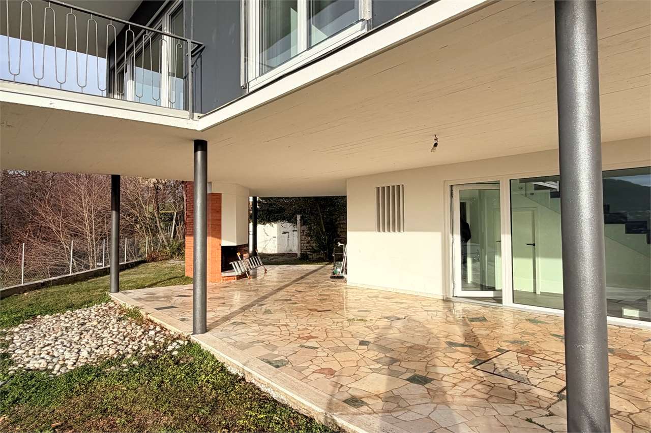Überdachte Terrasse unter einem modernen Gebäude