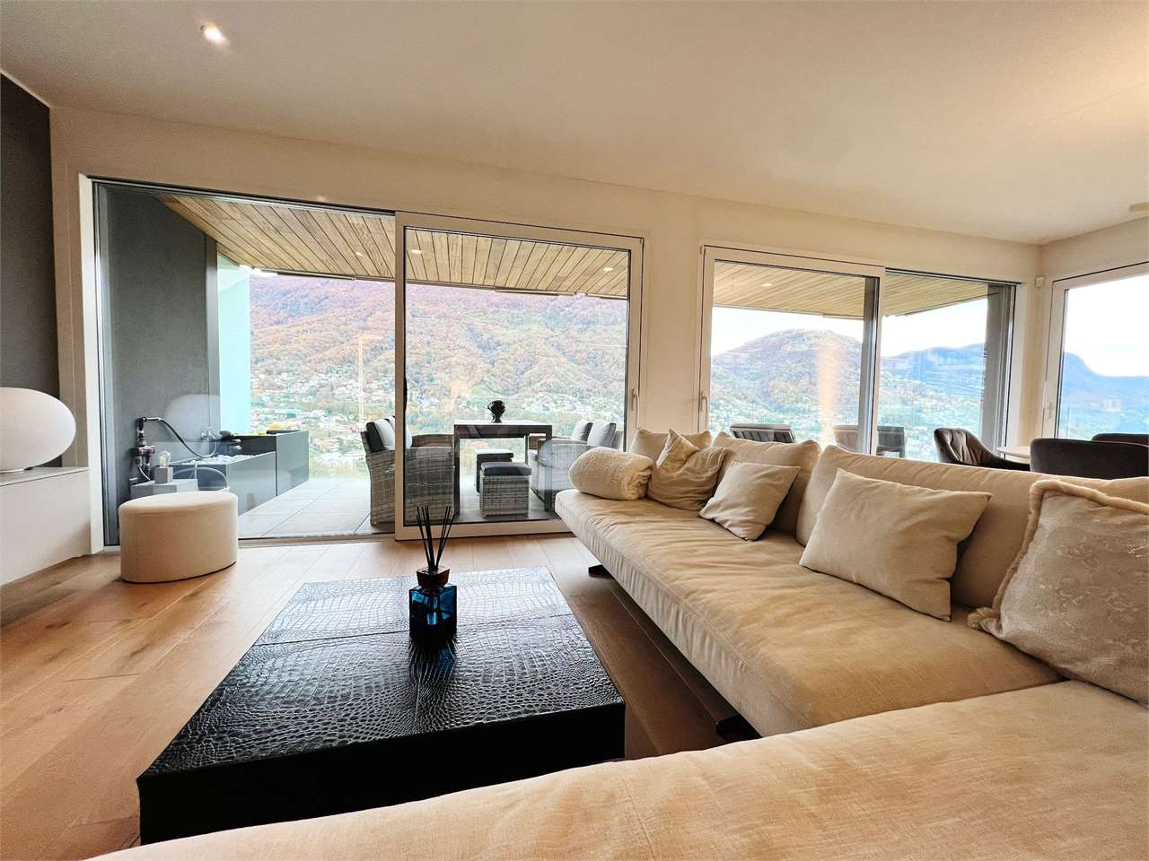 Helles Wohnzimmer mit Panoramablick