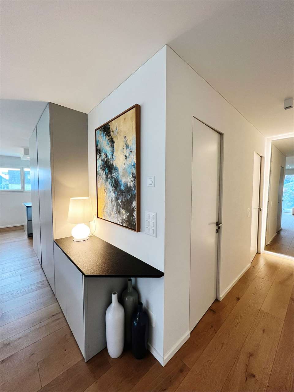 Moderner Flur mit Einbauschrank und Kunstwerk