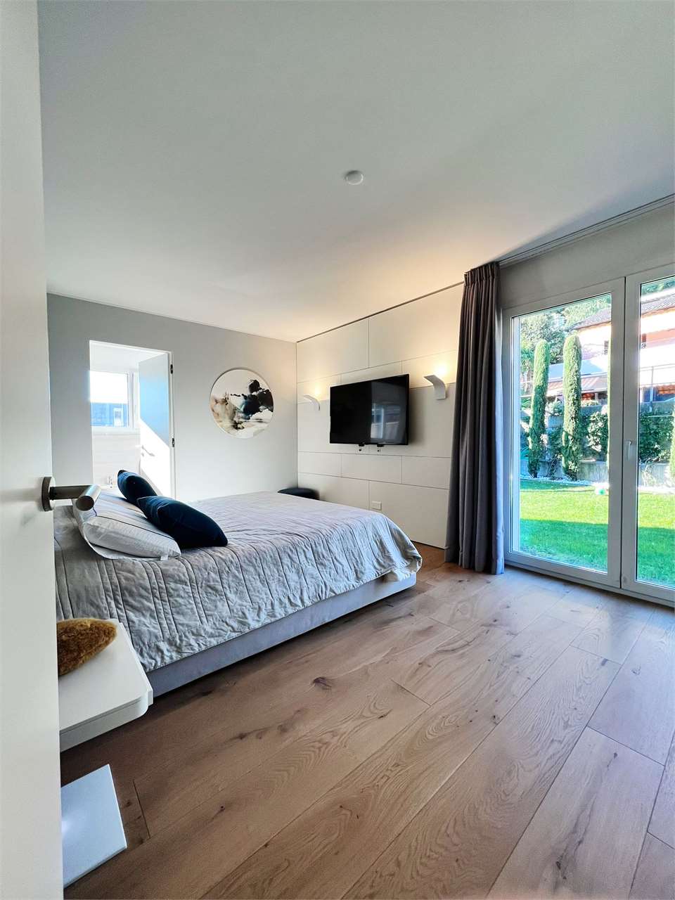 Modernes Schlafzimmer mit Gartenblick