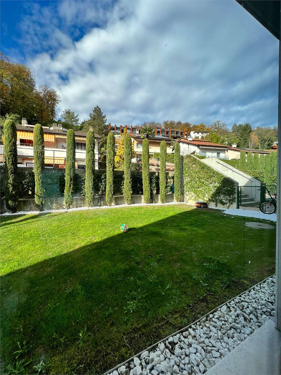 Garten mit Rasen und Zypressen