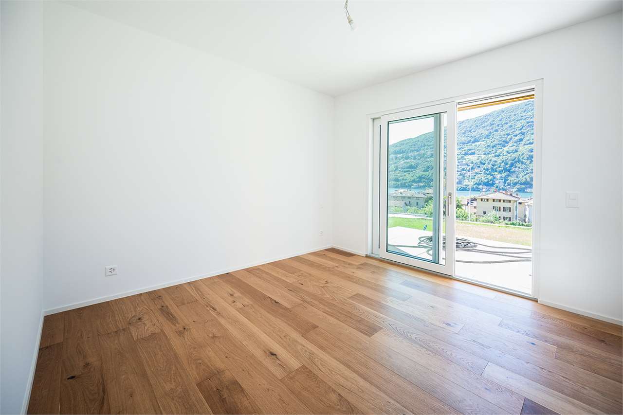 Leerer, heller Raum mit Balkon- oder Terrassenzugang