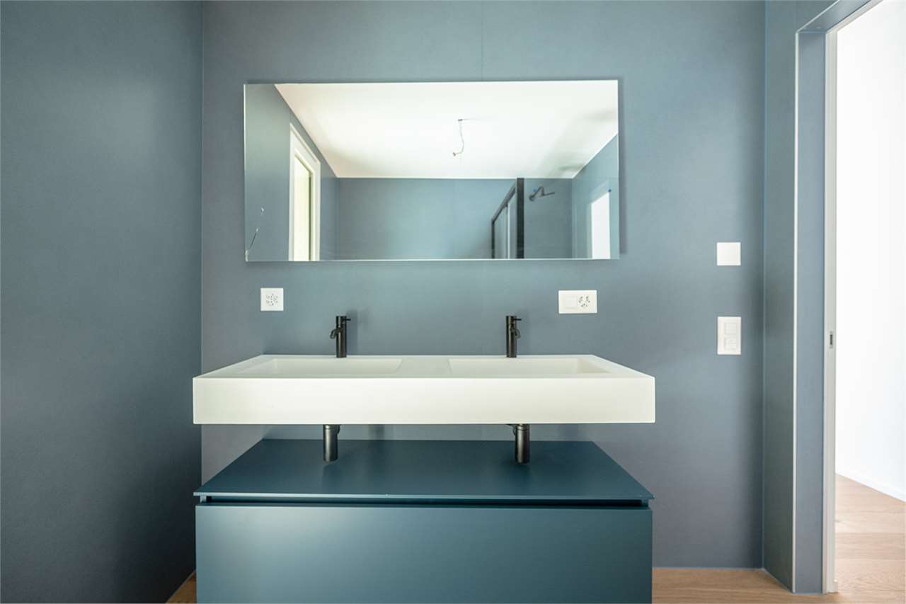 Modernes Doppelwaschbecken im Badezimmer
