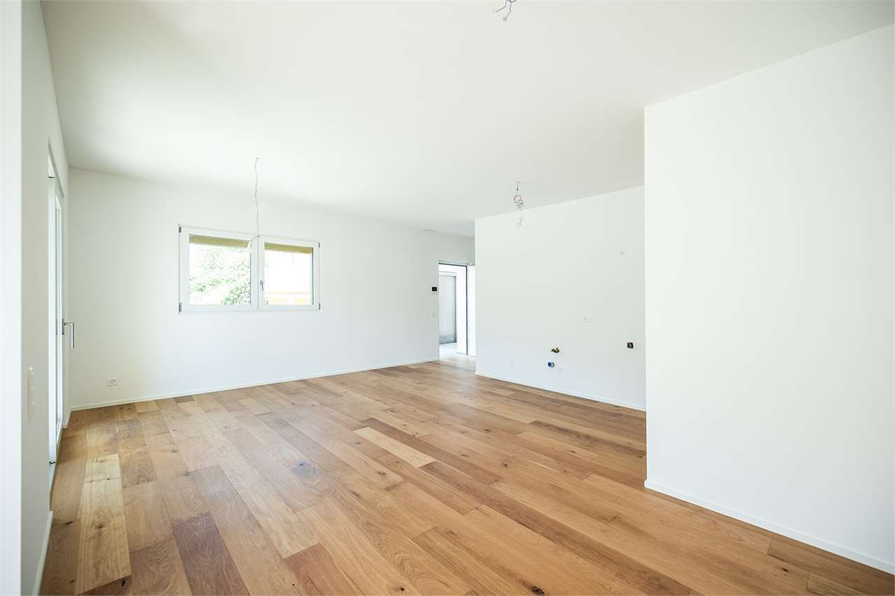 Heller, leerer Wohnraum mit Holzboden