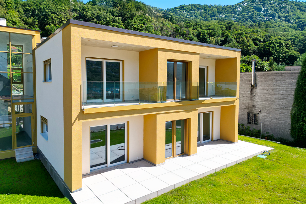 Moderne zweigeschossige Villa mit Balkon und Garten