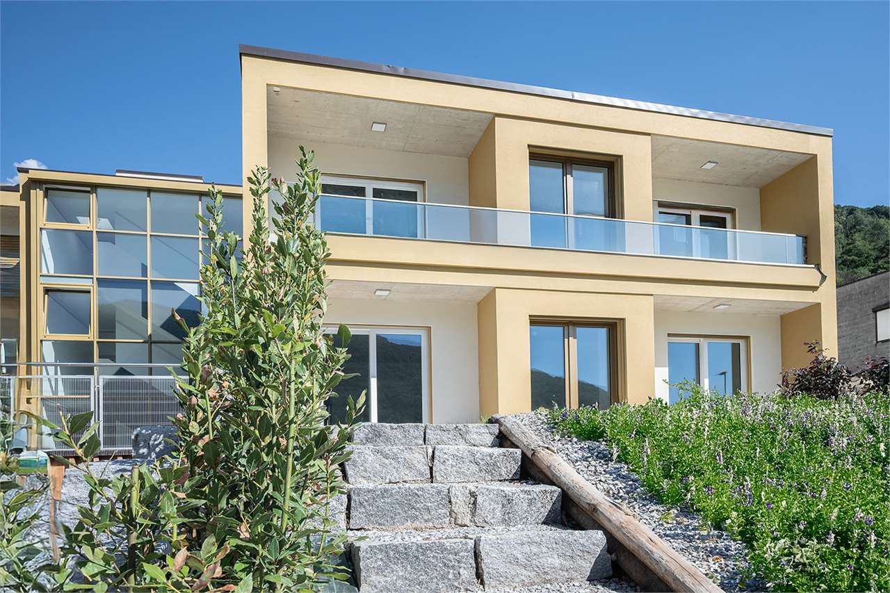 Modernes Wohnhaus mit Balkon und Garten
