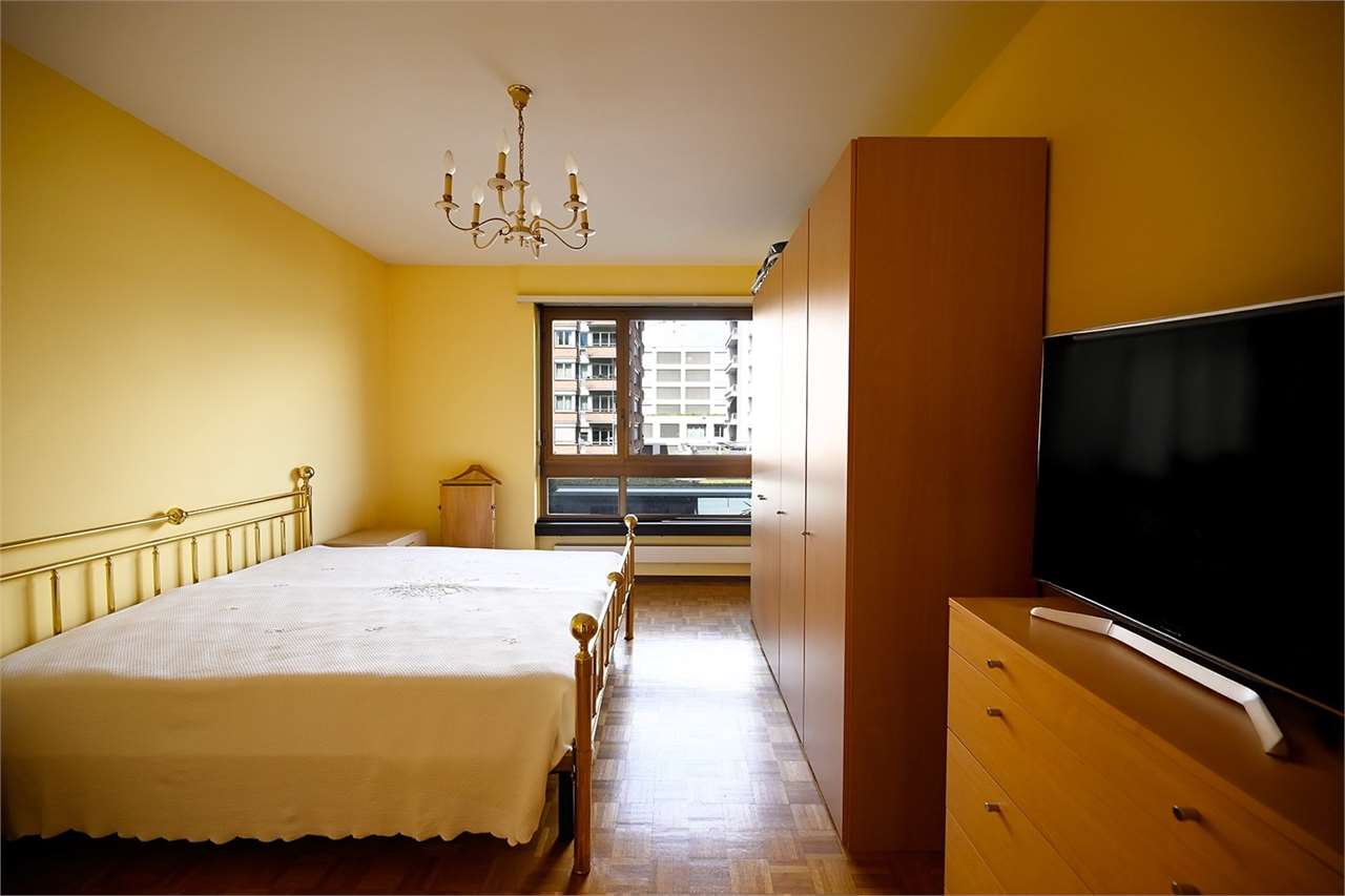 Schlafzimmer mit gelben Wänden und Holzmöbeln
