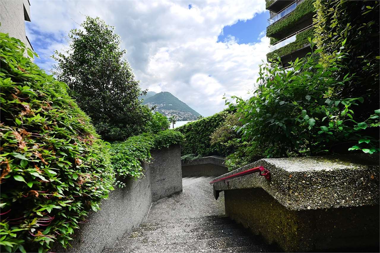 Begrünter Außenweg mit Ausblick