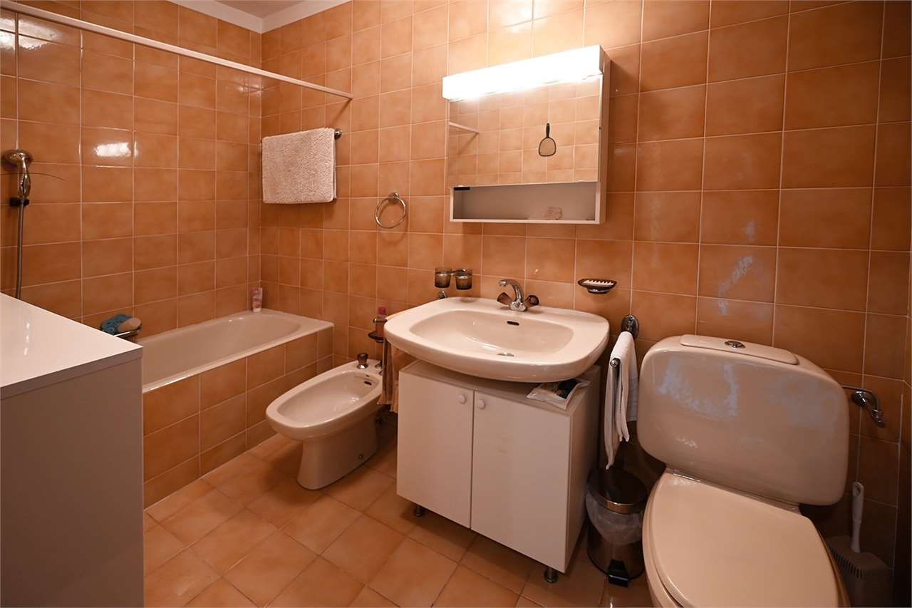 Badezimmer mit Badewanne, Waschtisch und WC