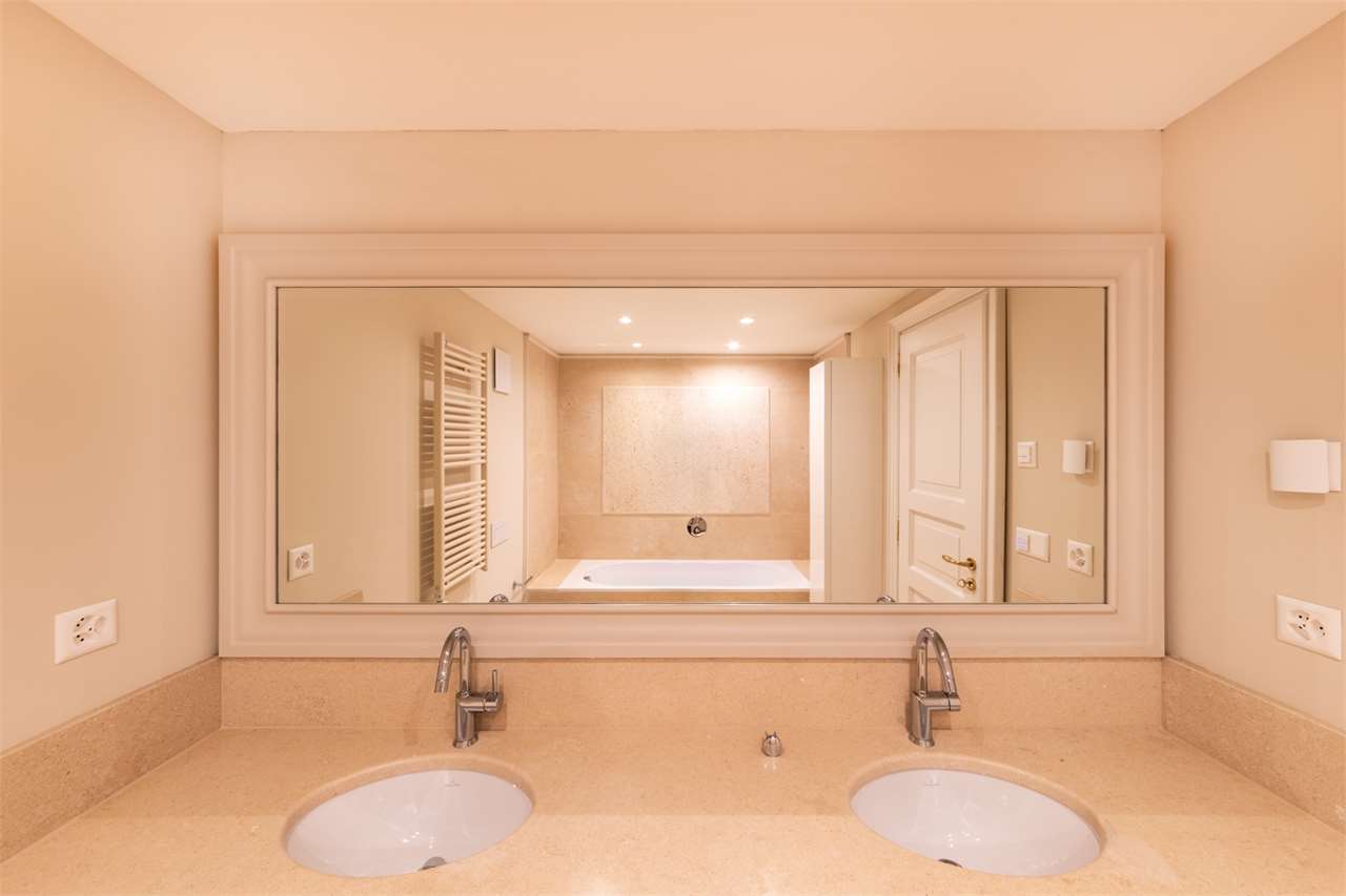 Luxuriöses Doppelwaschbecken-Bad mit Spiegelwand