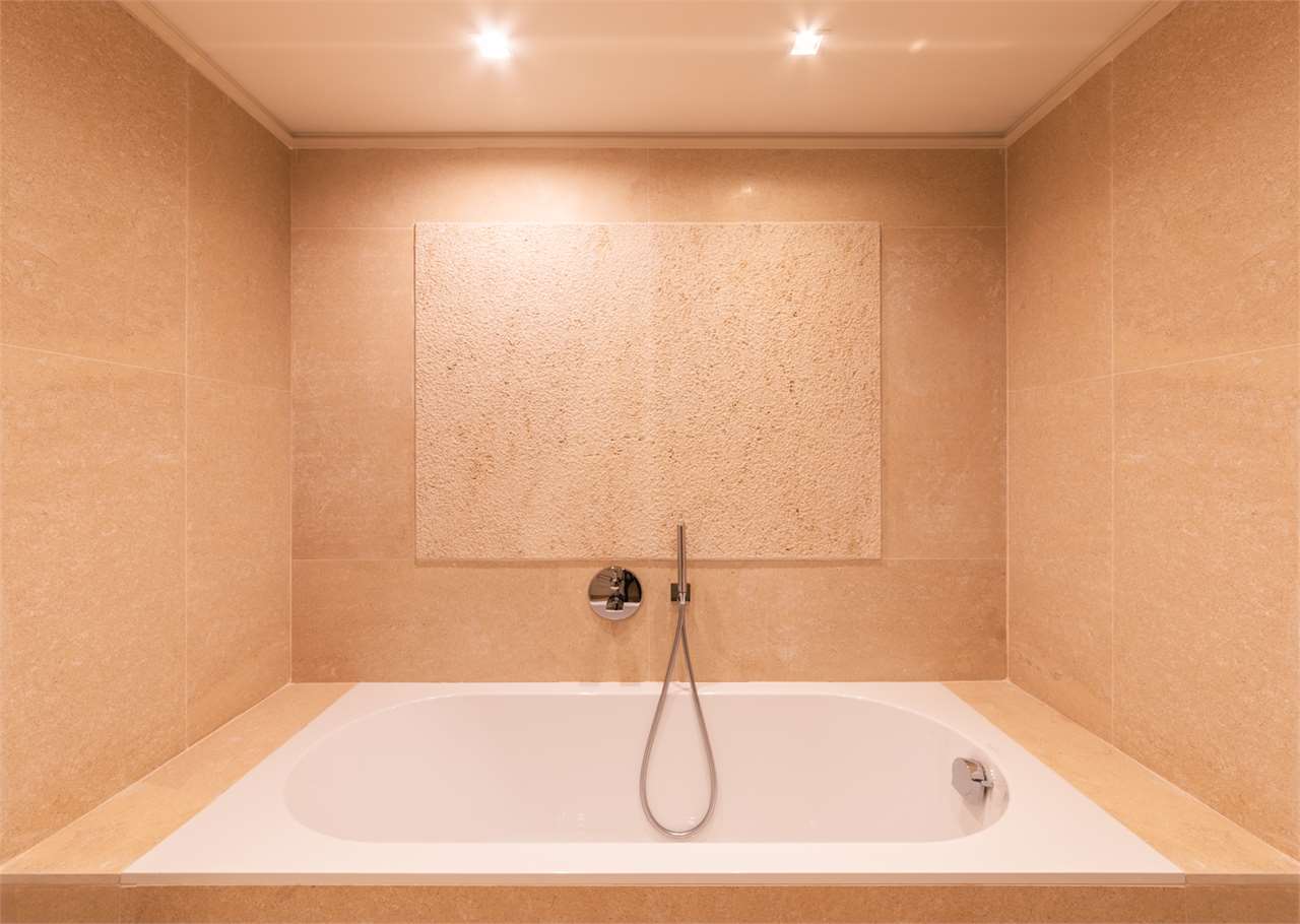 Modernes Badezimmer mit Badewanne