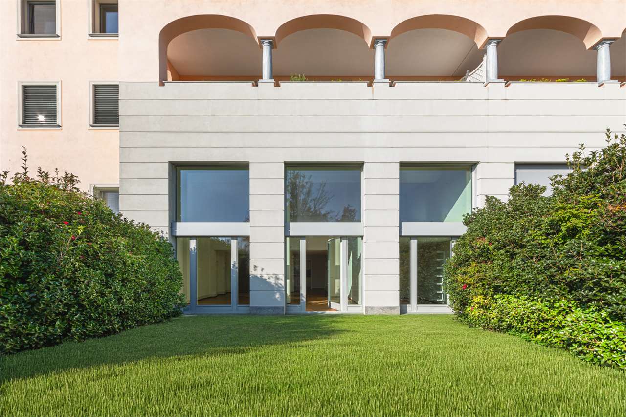Moderne Wohnanlage mit Garten