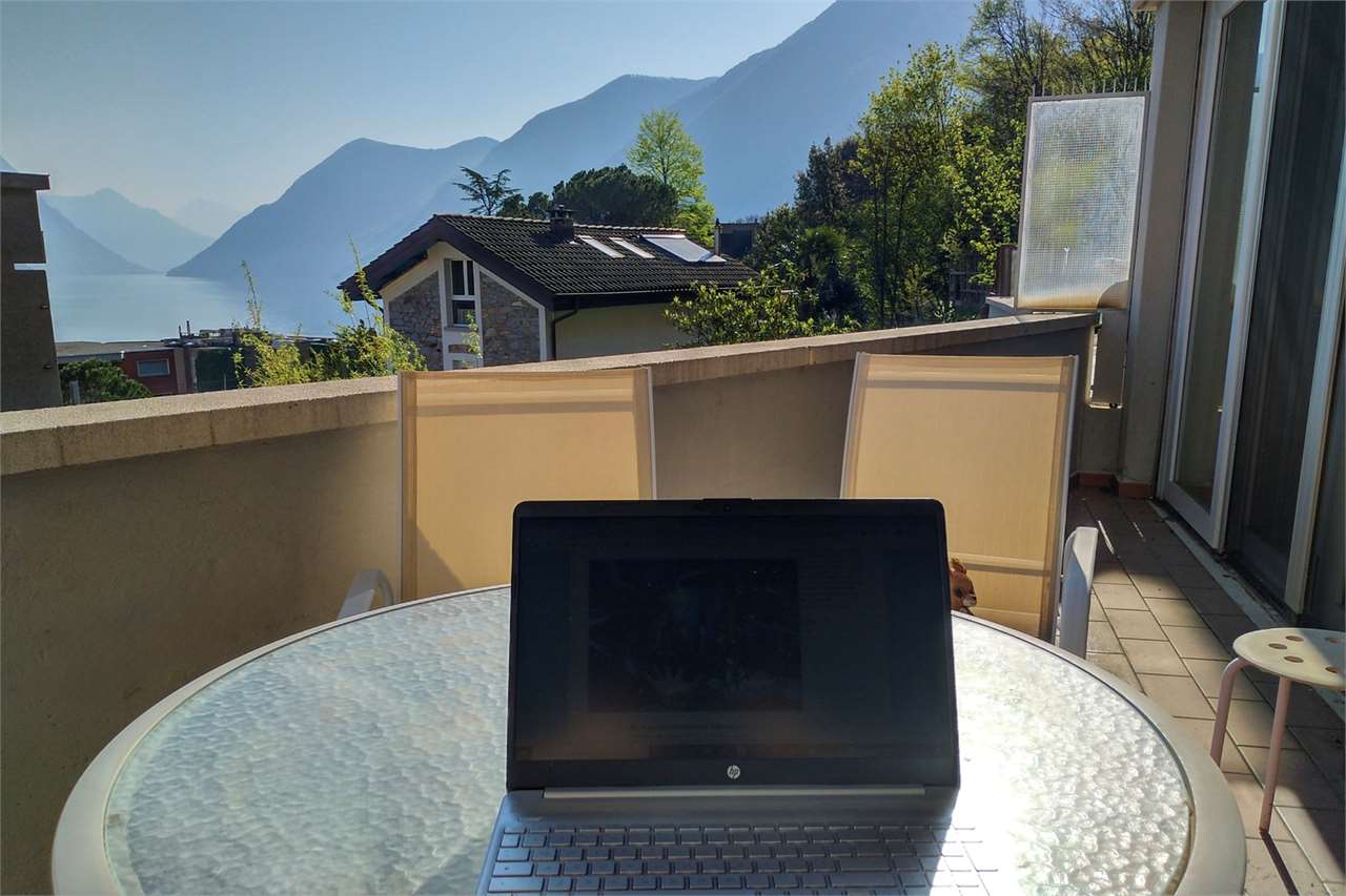 Balkon mit Seeblick und Bergpanorama
