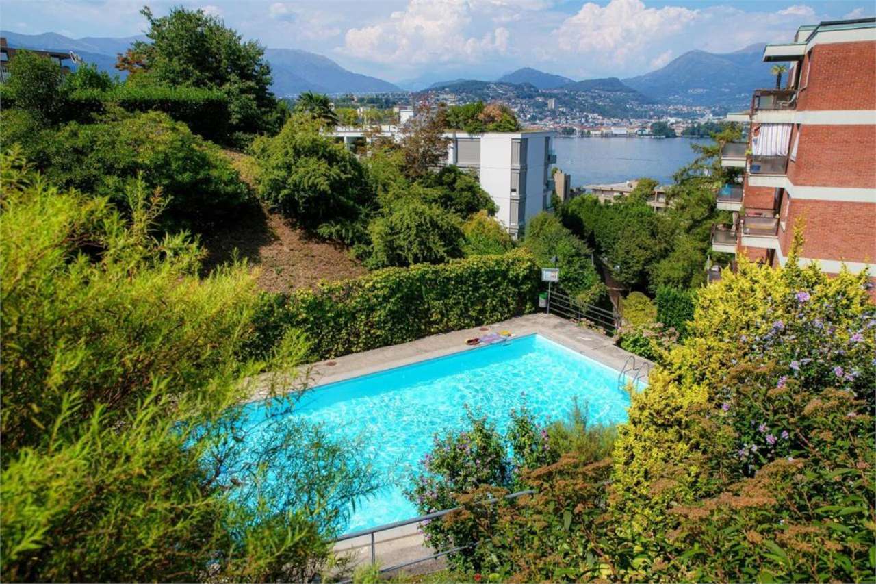Außenansicht mit Pool und Seeblick