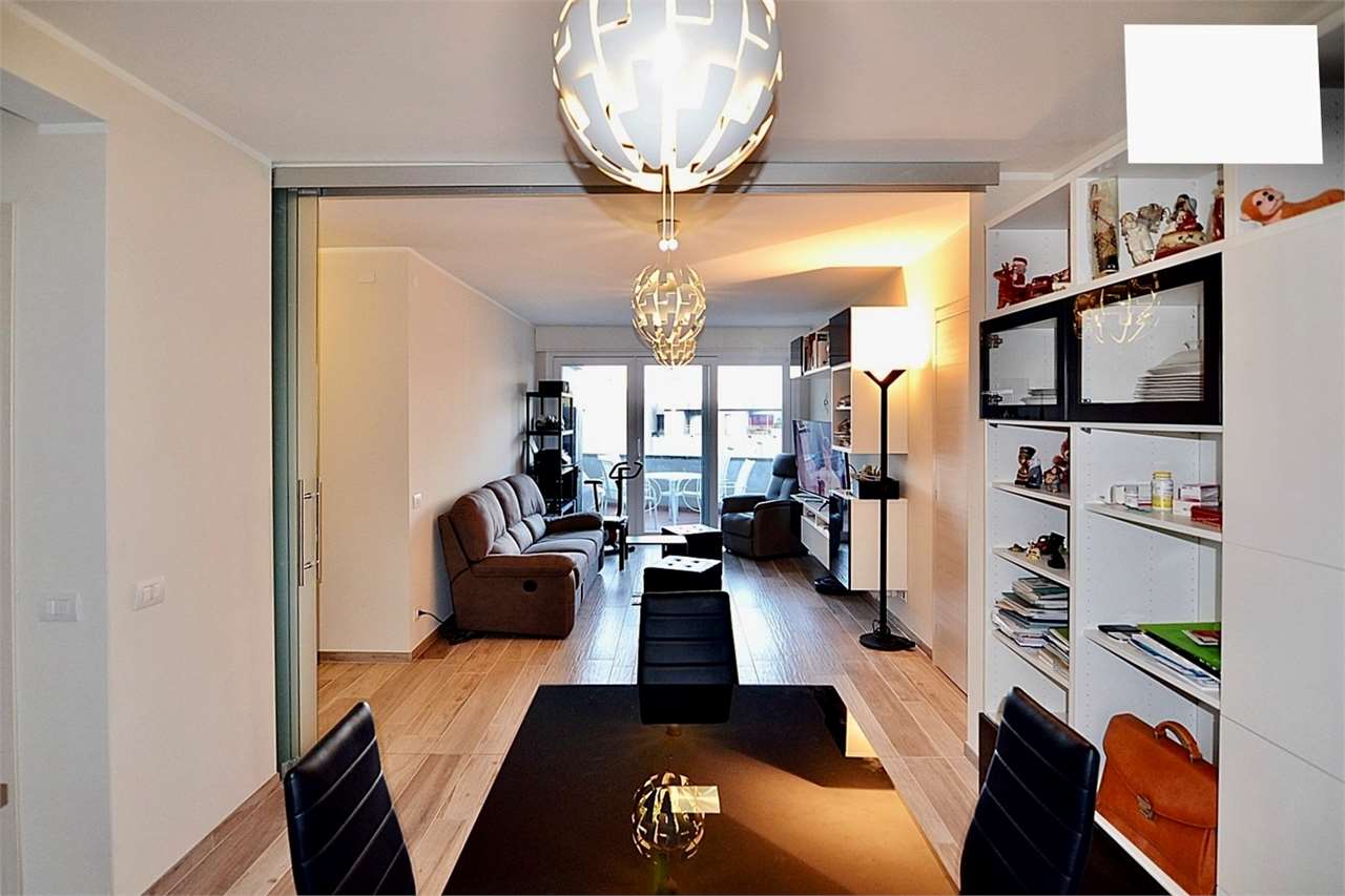 Wohn- und Essbereich mit Durchgang zum Balkon