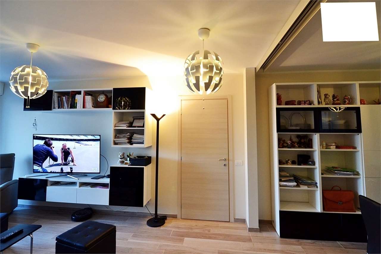 Modernes Wohnzimmer mit TV-Wand und Einbauregalen