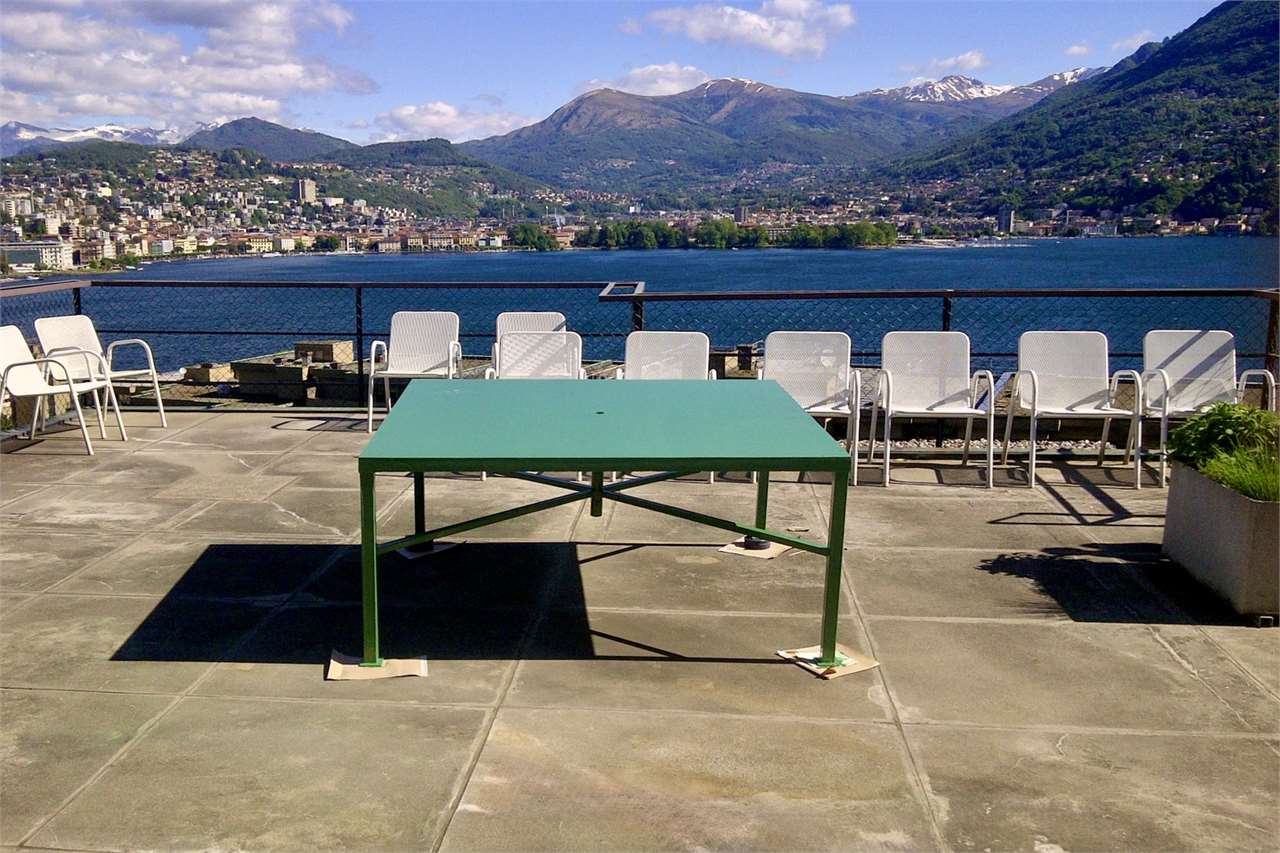 Seeterrasse mit Bergblick