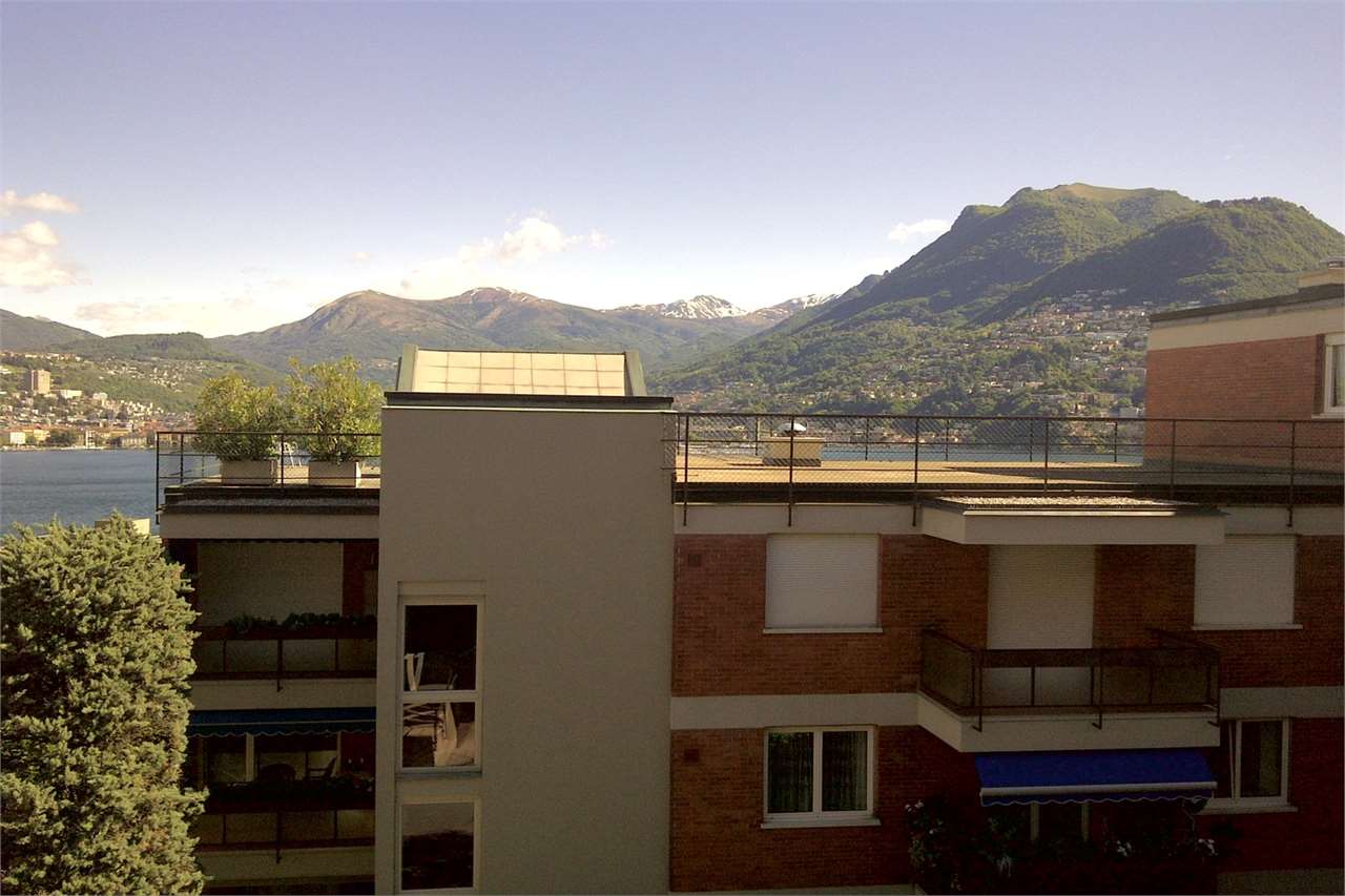 Seeblick von einer Dachterrasse mit Bergpanorama